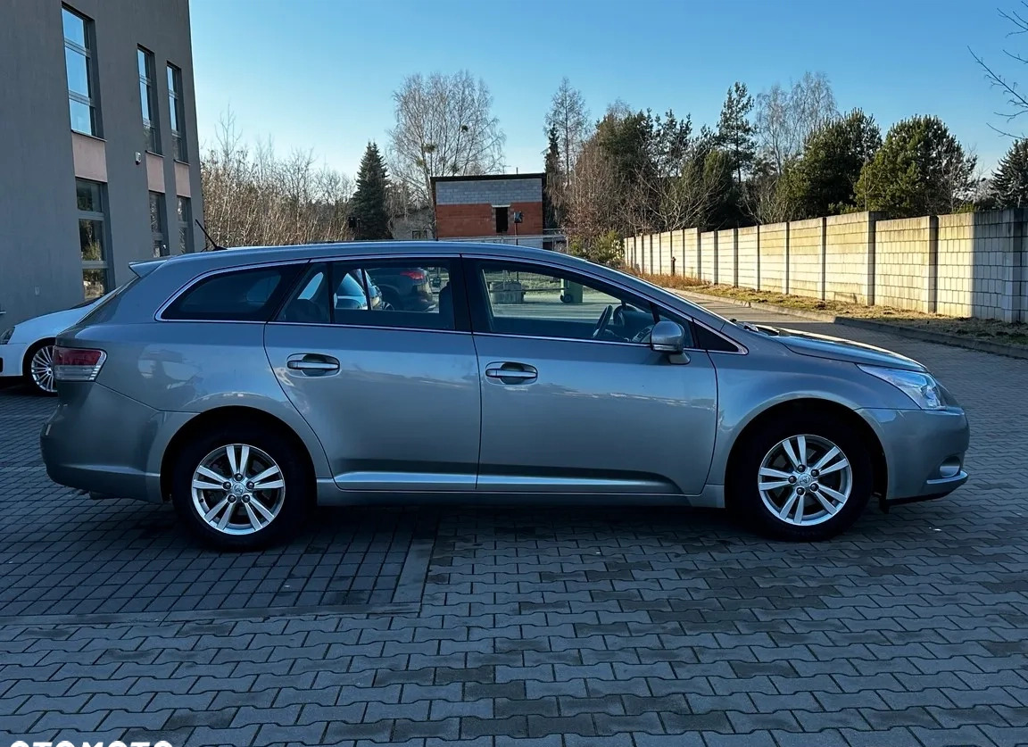 Toyota Avensis cena 29700 przebieg: 240000, rok produkcji 2009 z Radom małe 352